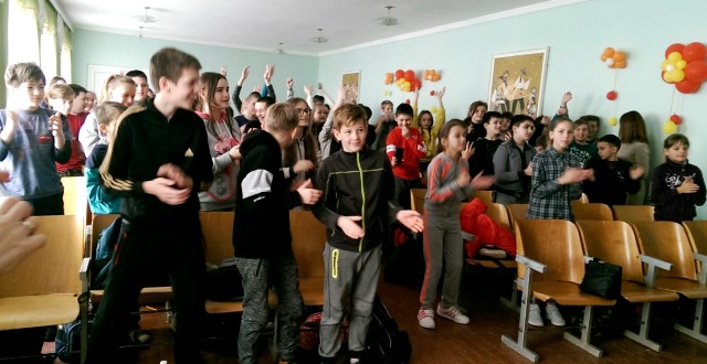 Учні приймають участь у конкурсі Вгадай пісню